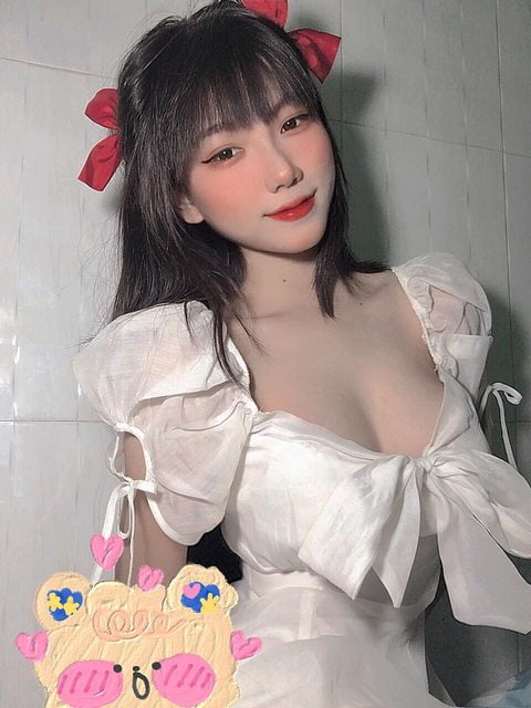漂亮越南宝贝《Mi Trần》车头灯超大颗，忍不住让人摇晃屏幕 - 吾享客