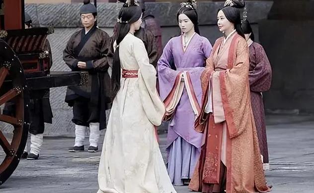 古代衣服那么长怎么上厕所？ - 吾享客
